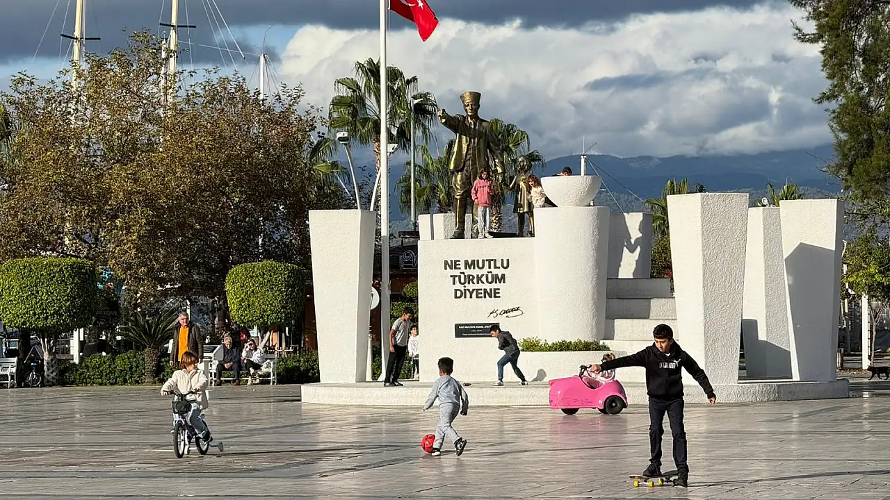 Fethiye Beşkaza Meydanı Güneşli Pazar Gününde Çocuklu Ailelerin Uğrak Noktası Oldu