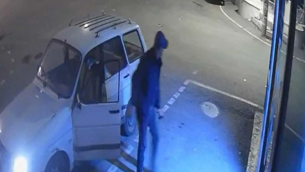 Dağlık alanda yanmış aracın kenarında başsız erkek cesedi bulundu