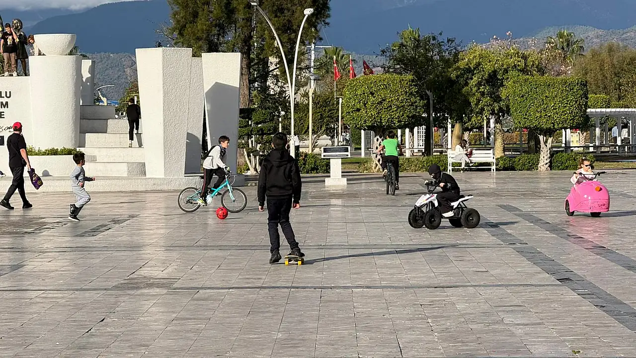 Fethiye Beşkaza Meydanı Güneşli Pazar Gününde Çocuklu Ailelerin Uğrak Noktası Oldu