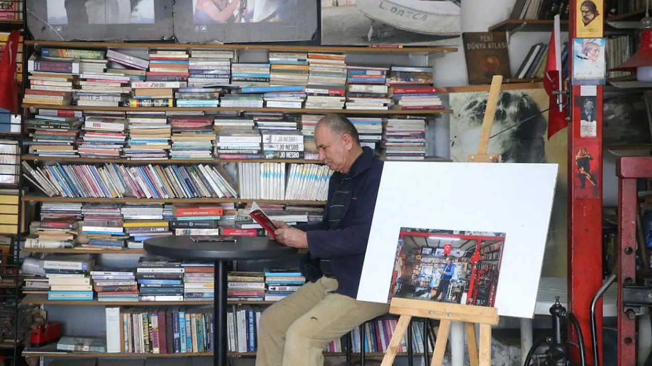 Datça'nın İsa ustası kütüphaneye çevirdiği tamirhanesinde kitap sevgisi aşılıyor
