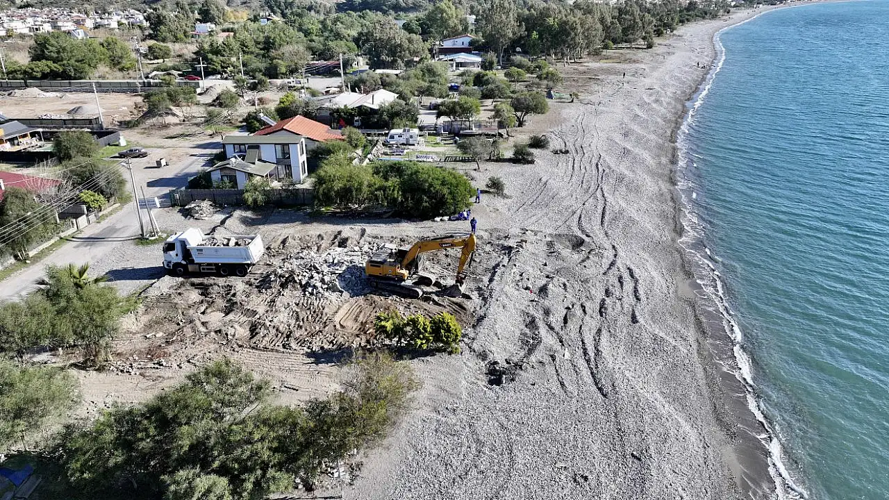 Fethiye sahilinde imara aykırı yapıların yıkımı sürüyor
