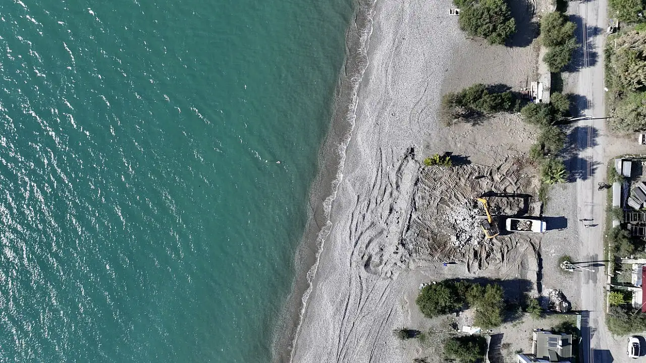 Fethiye sahilinde imara aykırı yapıların yıkımı sürüyor