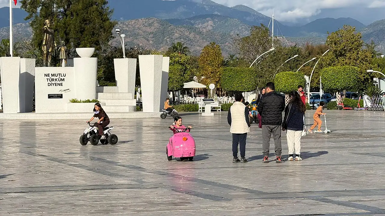 Fethiye Beşkaza Meydanı Güneşli Pazar Gününde Çocuklu Ailelerin Uğrak Noktası Oldu