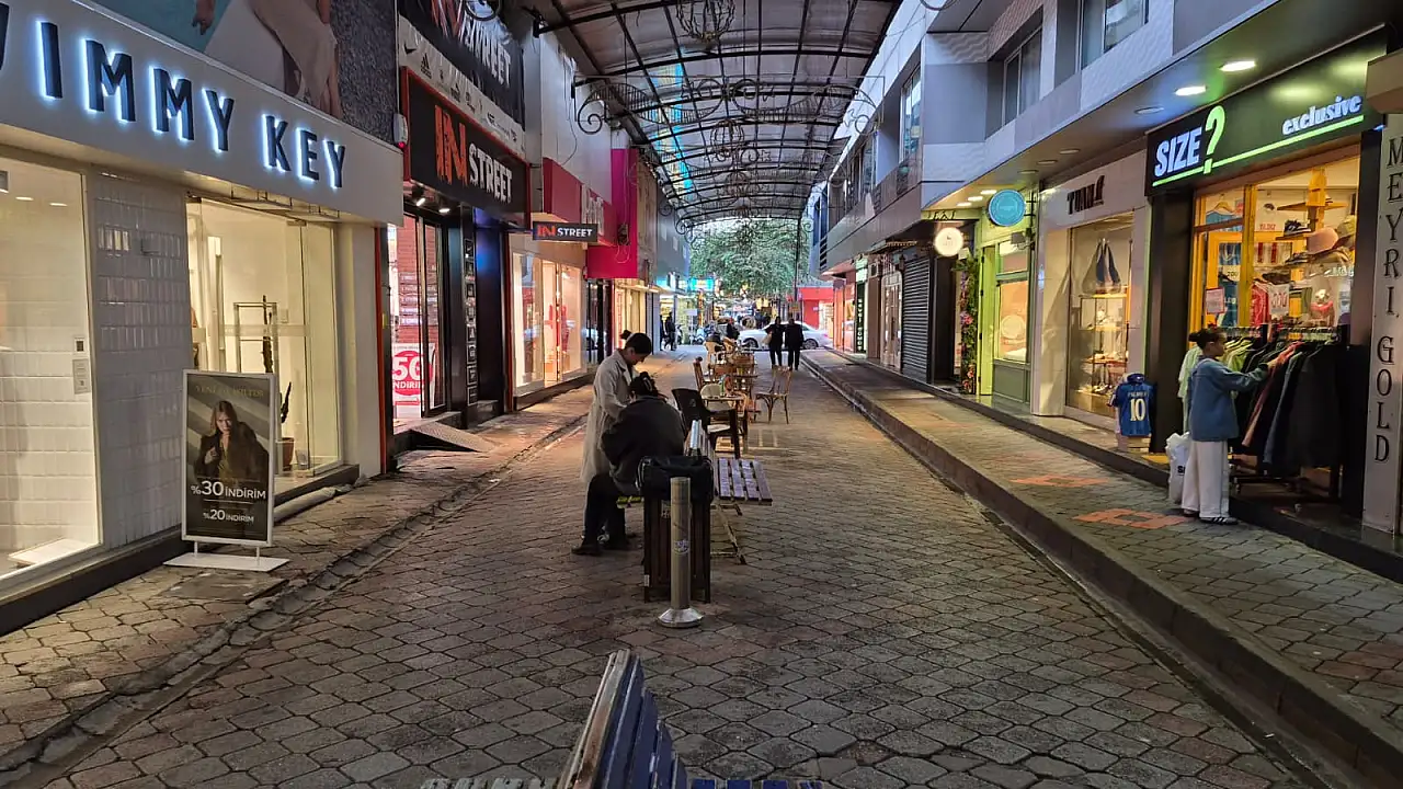 Fethiye Paspatur'da hafta sonu sessizliği: Soğuk ve yağışlı hava çarşıyı boşalttı