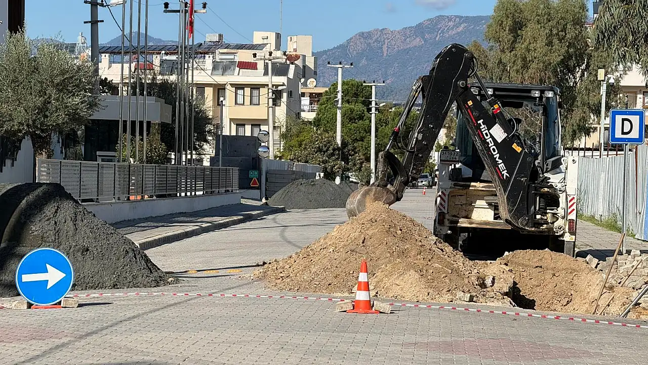Fethiye Foça Mahallesi'nde kanalizasyon çalışması nedeniyle yol trafiğe kapandı