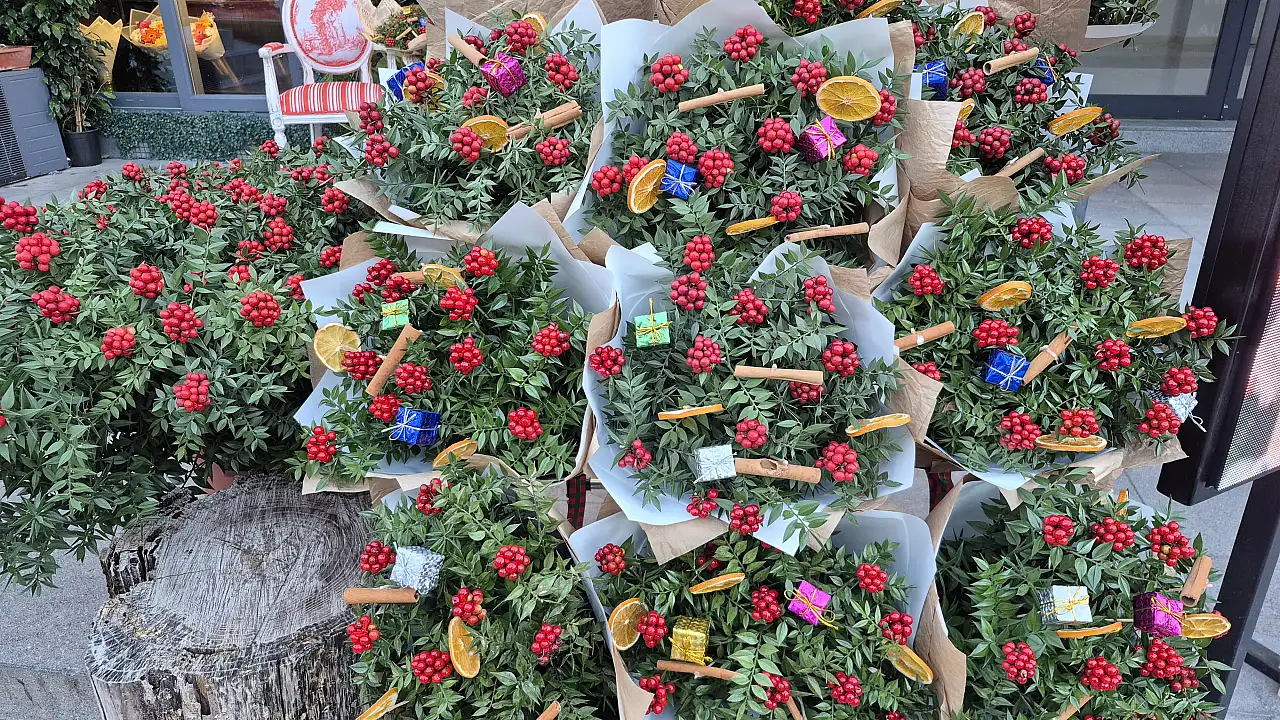 Fethiye'de Bernis Çiçekçilikten yılbaşına özel 'Kokina' ve 'Tasarım Ağaçlarda' yoğun talep