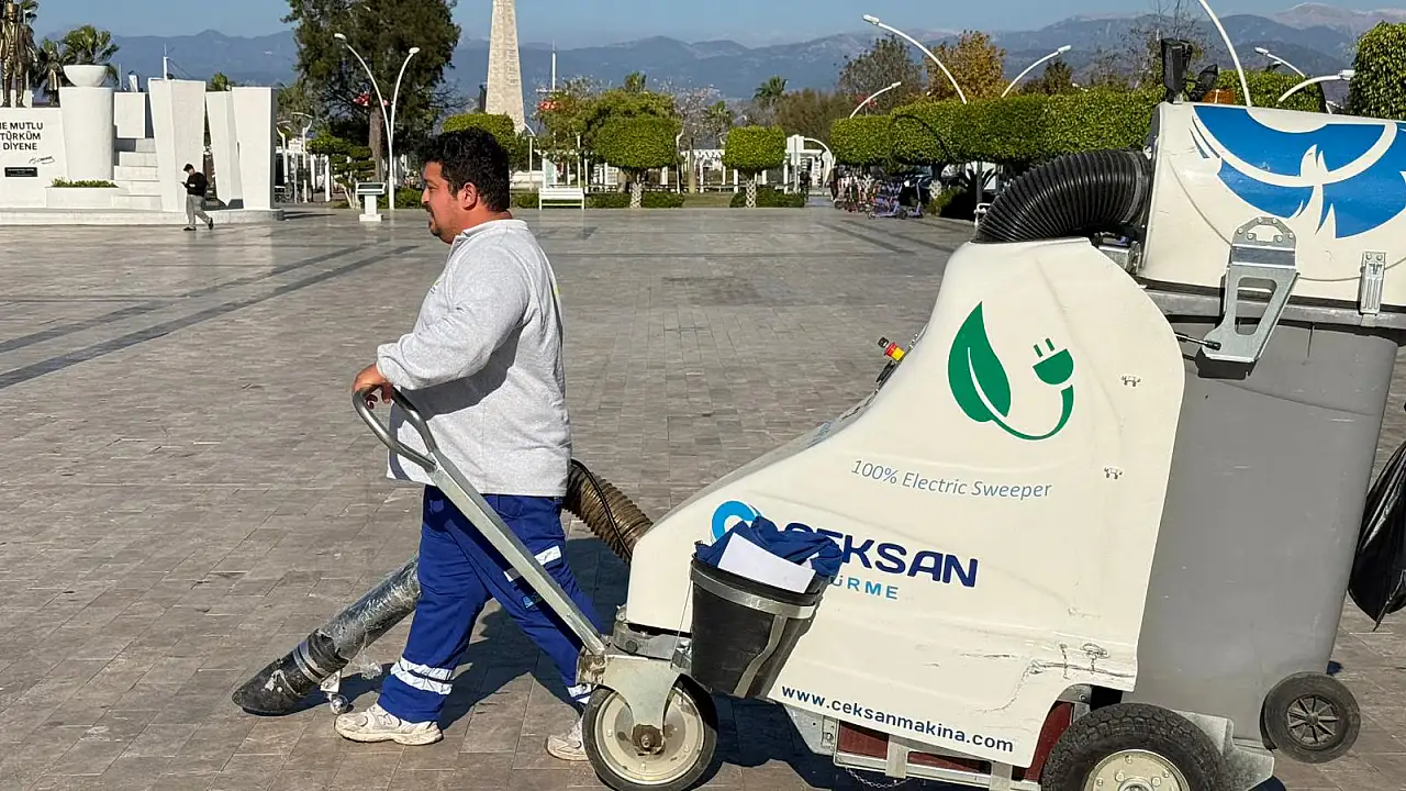 Fethiye Beşkaza Meydanı'ndaki izmaritler 'Fil' ile temizleniyor