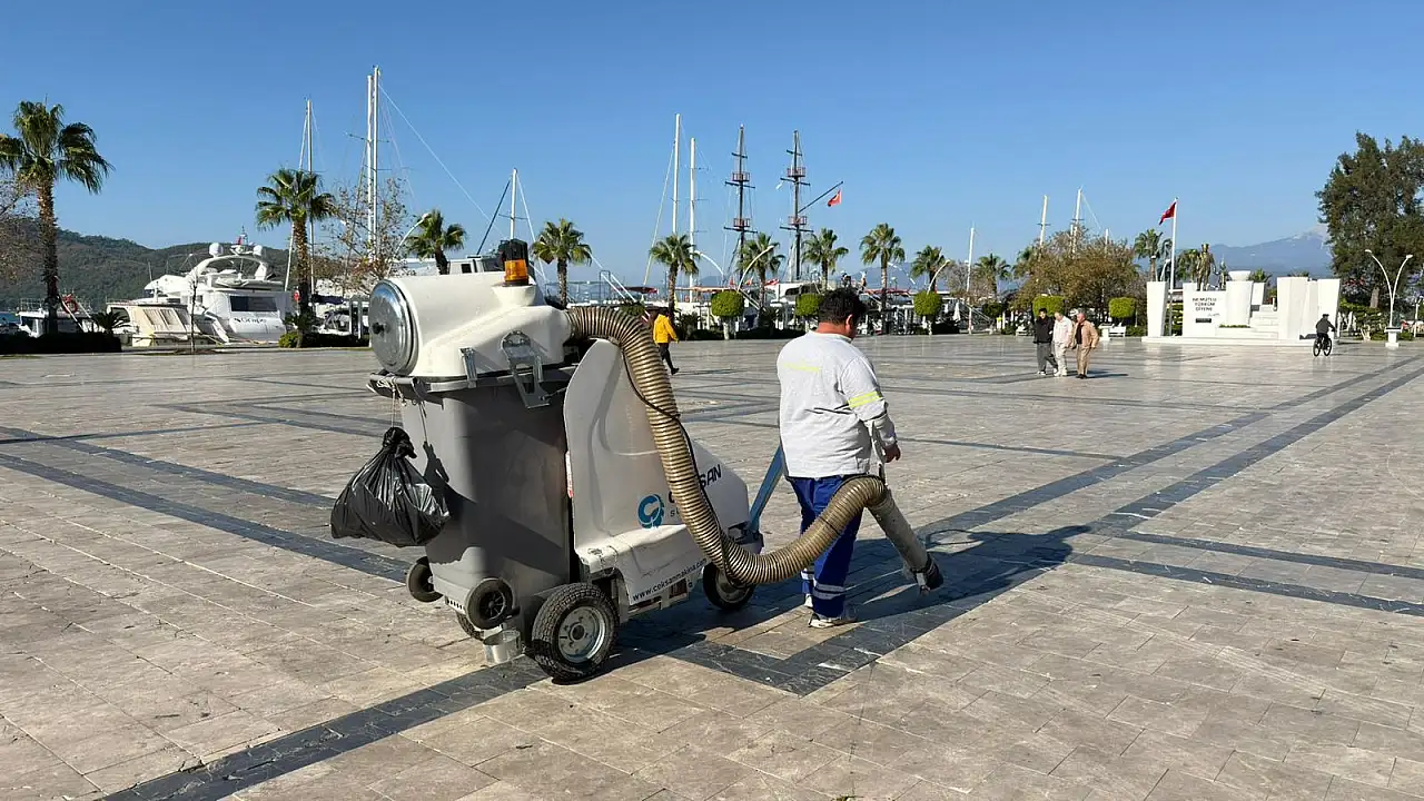 Fethiye Beşkaza Meydanı'ndaki izmaritler 'Fil' ile temizleniyor