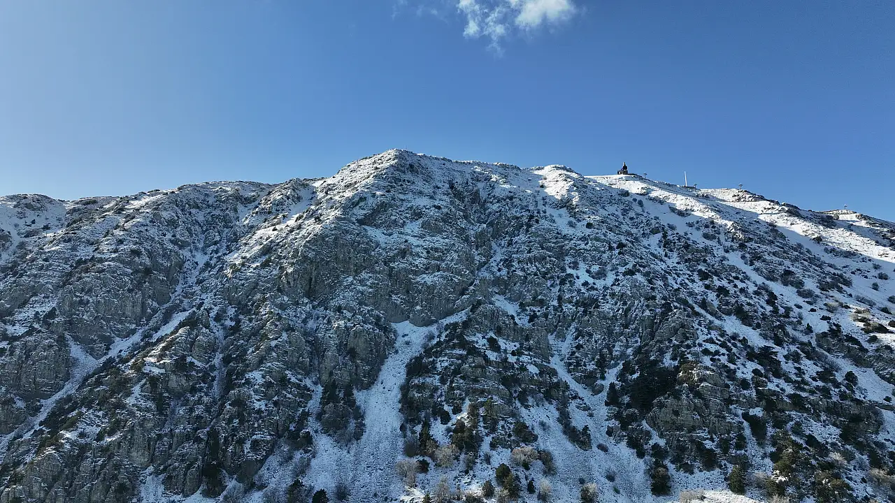 Fethiye'deki Babadağ'ın zirvesi beyaza büründü