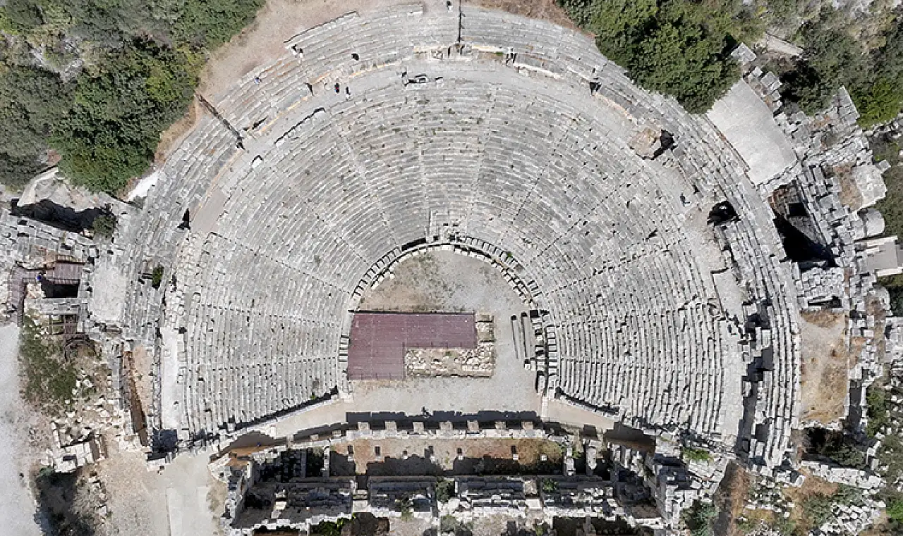 Likya'nın en büyük antik tiyatrosunun sahne binası orijinal taşlarıyla ayağa kaldırılacak
