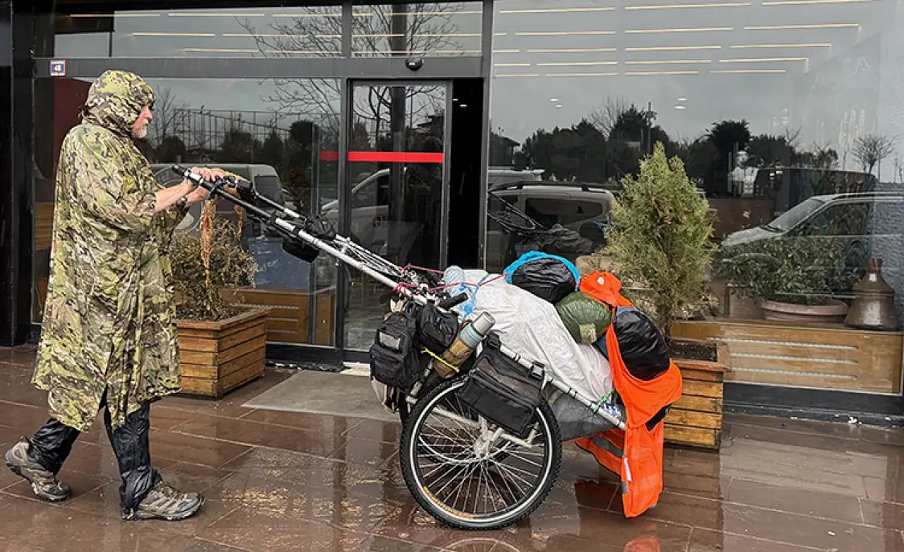 Yürüyerek dünya turuna çıkan İngiliz seyyah Türkiye'ye giriş yaptı