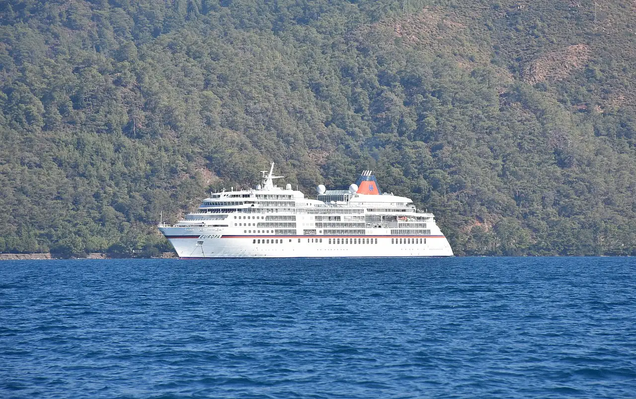 Yolcu gemileri 'Marella Discovery' ve 'Europa' Marmaris'e geldi