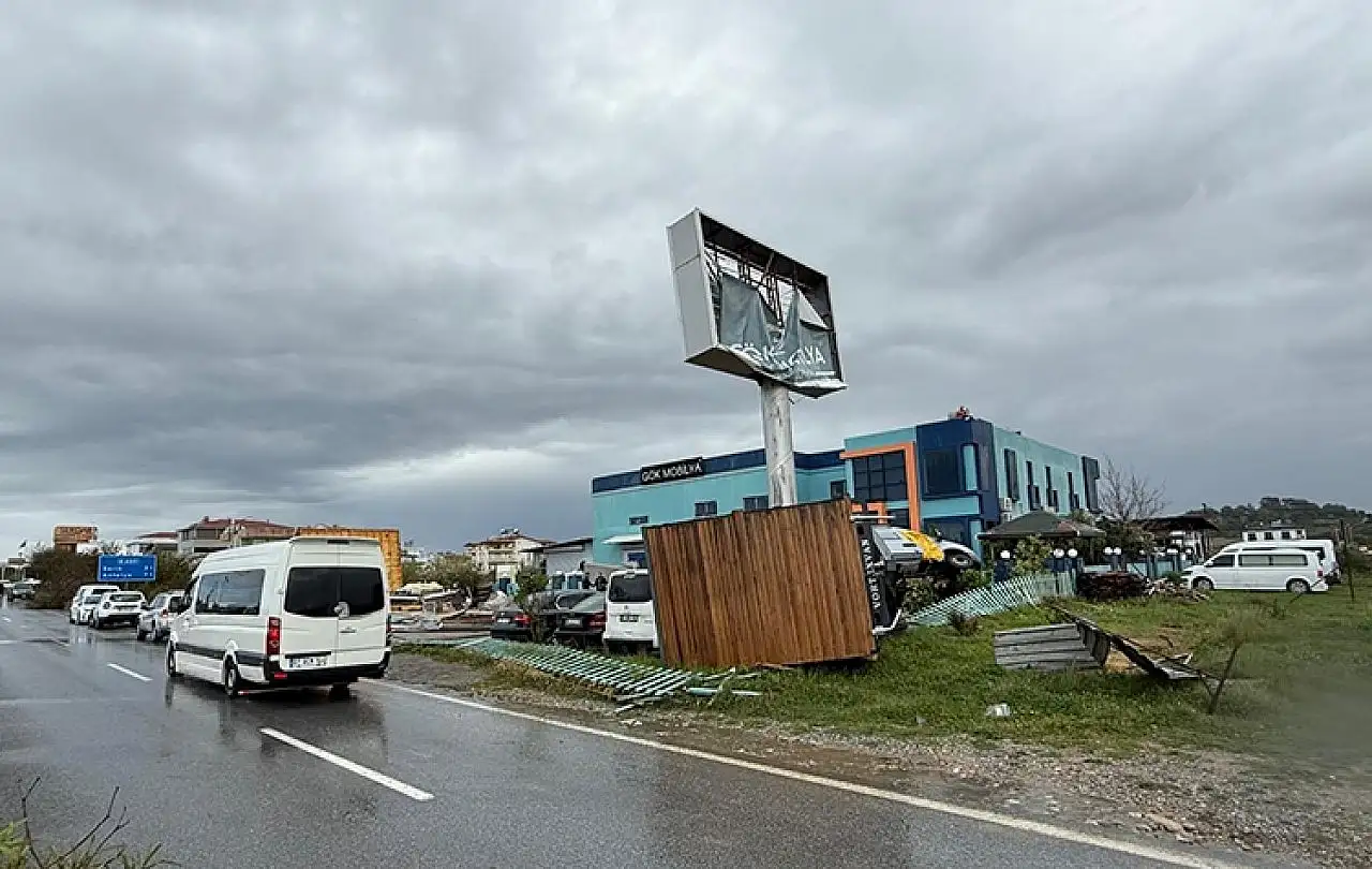 Manavgat'ta hortum hasara yol açtı