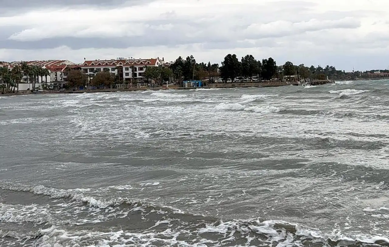 Datça'da fırtına etkili oldu