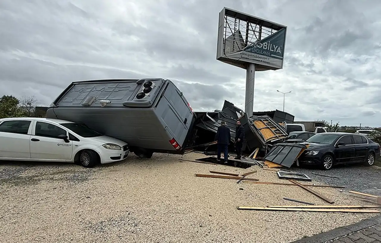 Manavgat'ta hortum hasara yol açtı