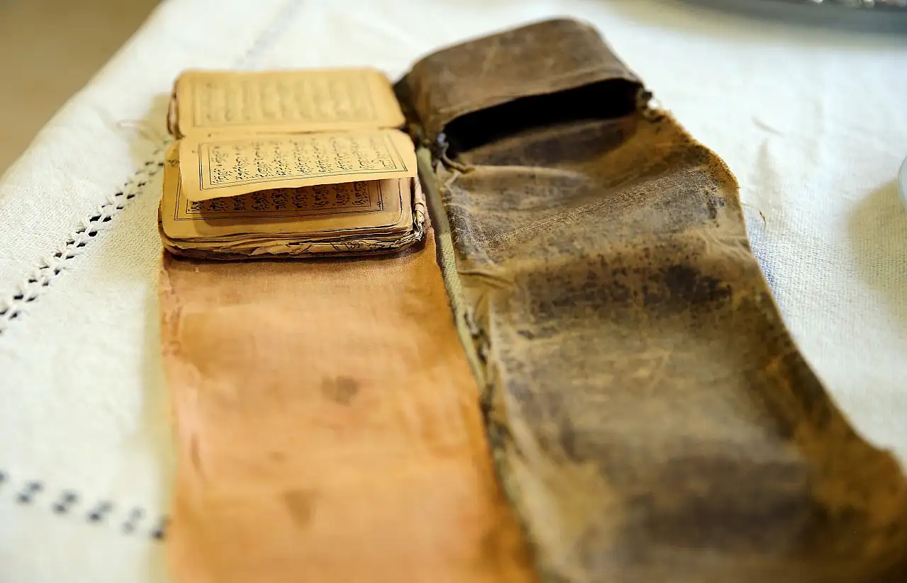 Gazi dedesinin savaşlarda göğsünde taşıdığı 110 yıllık Kur'an'a gözü gibi bakıyor