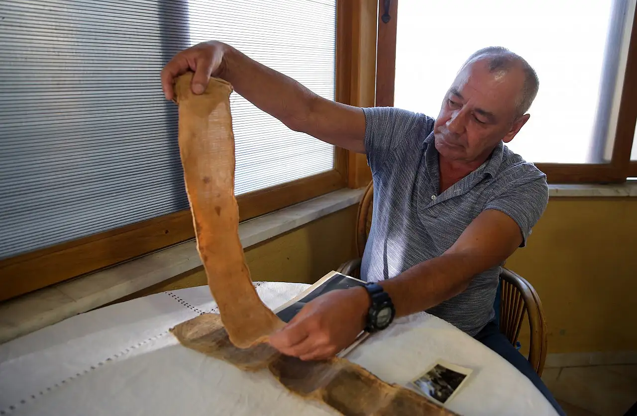 Gazi dedesinin savaşlarda göğsünde taşıdığı 110 yıllık Kur'an'a gözü gibi bakıyor