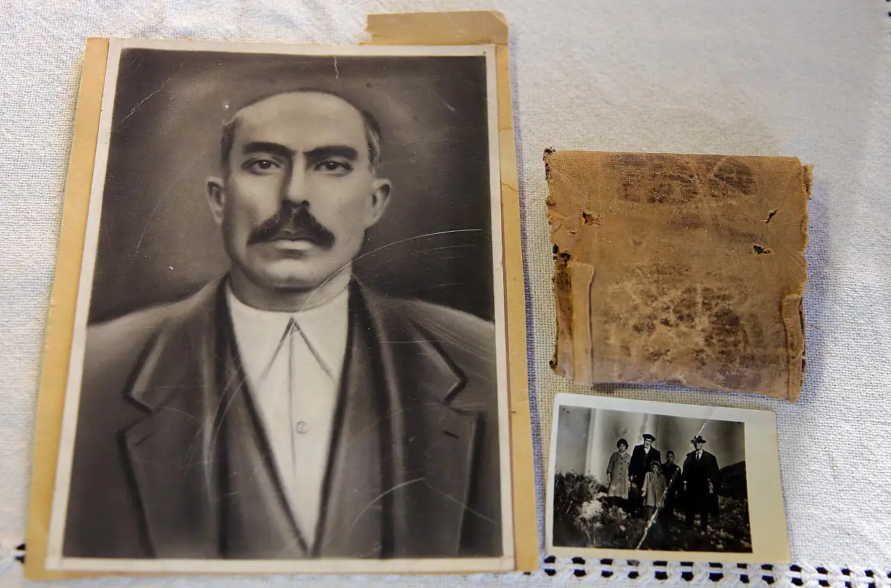 Gazi dedesinin savaşlarda göğsünde taşıdığı 110 yıllık Kur'an'a gözü gibi bakıyor