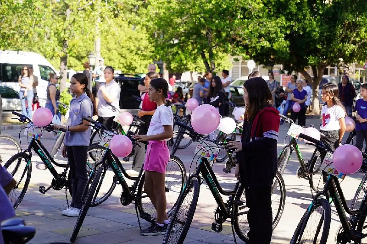 Muğla'da 'Askıda Bisiklet' projesiyle 30 çocuğa bisiklet hediye edildi