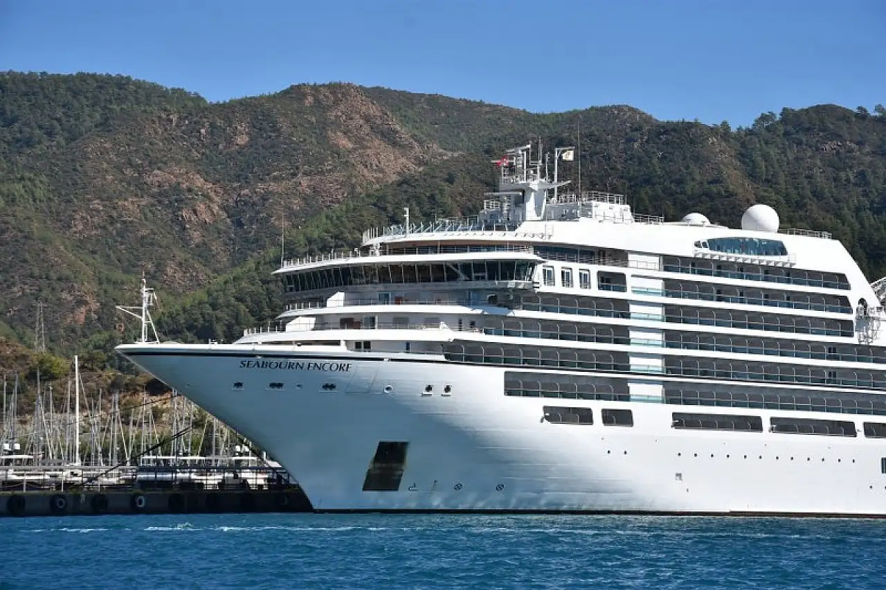 'Seabourn Encor' kruvaziyeri 570 yolcusuyla Marmaris'e geldi