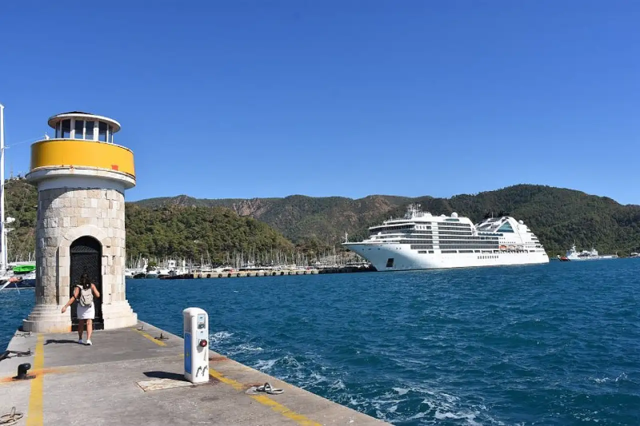 'Seabourn Encor' kruvaziyeri 570 yolcusuyla Marmaris'e geldi