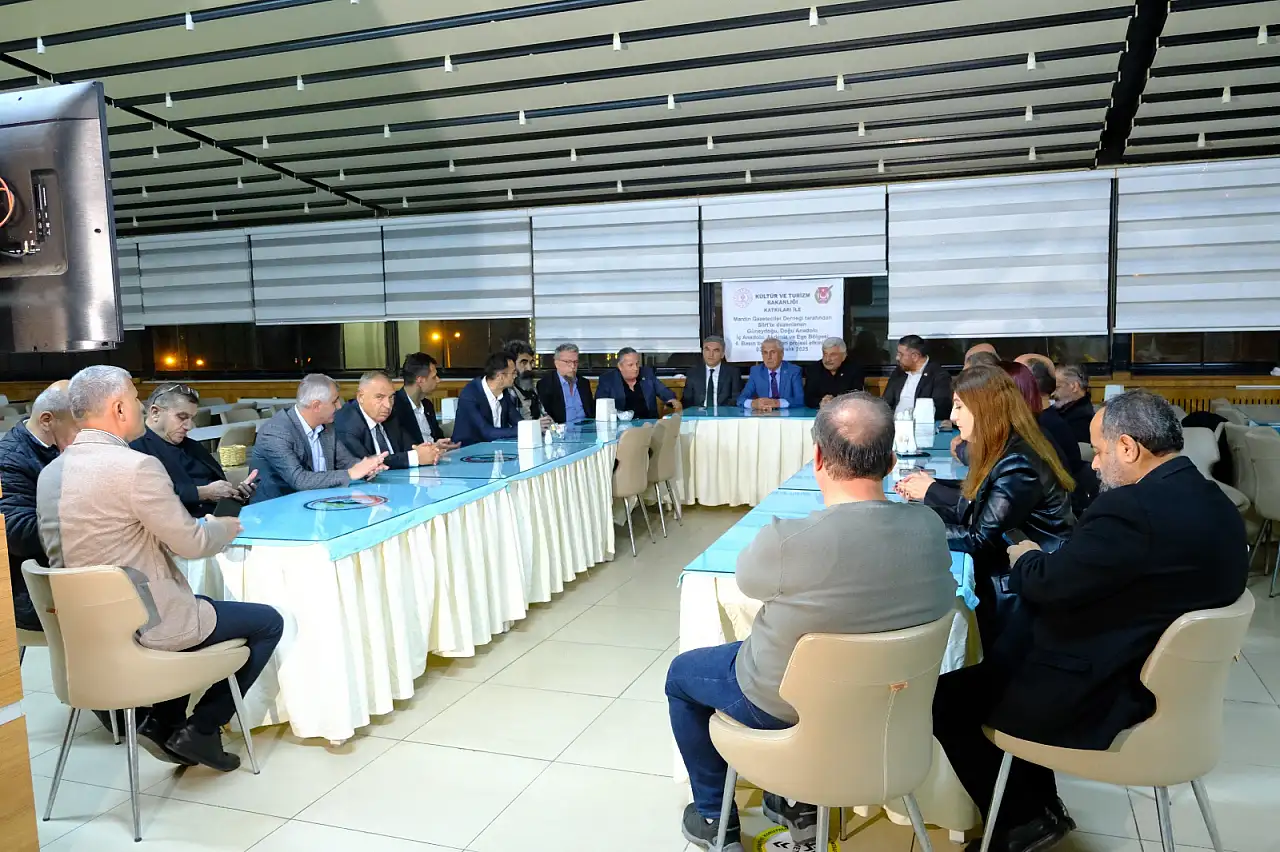 BİK Üyesi Köktener, Muğla'dan getirdiği yöresel hediyeleri buluşma sırasında valiye sundu