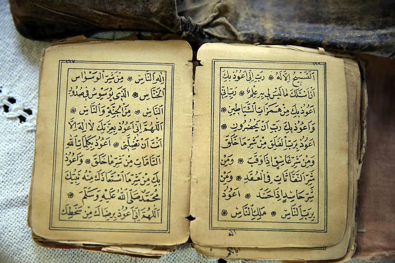 Gazi dedesinin savaşlarda göğsünde taşıdığı 110 yıllık Kur'an'a gözü gibi bakıyor