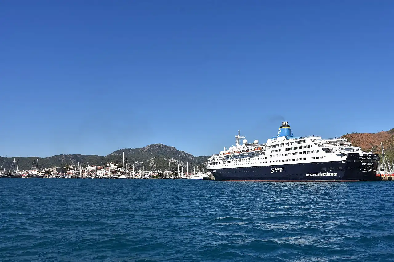 Yolcu gemisi 'Blue Sapphire' tur hazırlığı için Marmaris'te