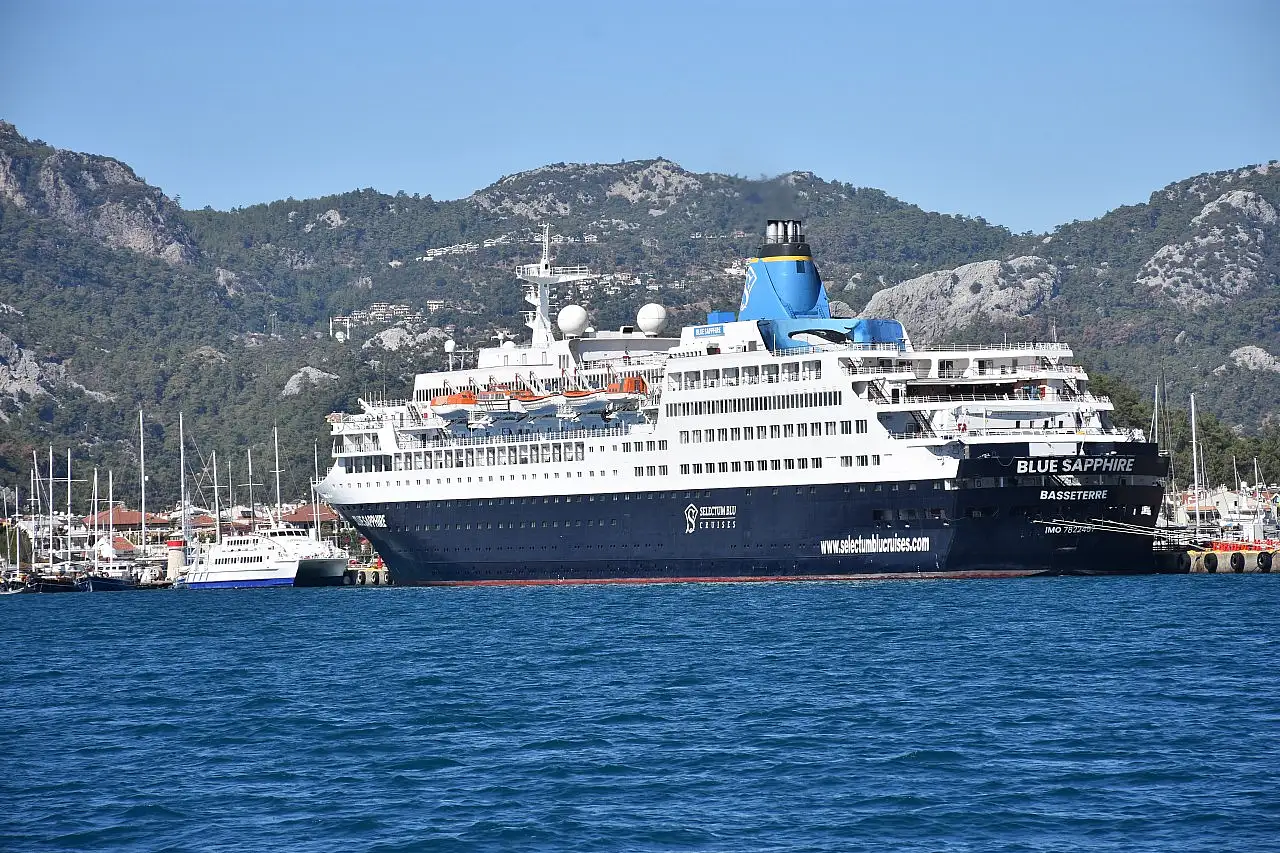 Yolcu gemisi 'Blue Sapphire' tur hazırlığı için Marmaris'te