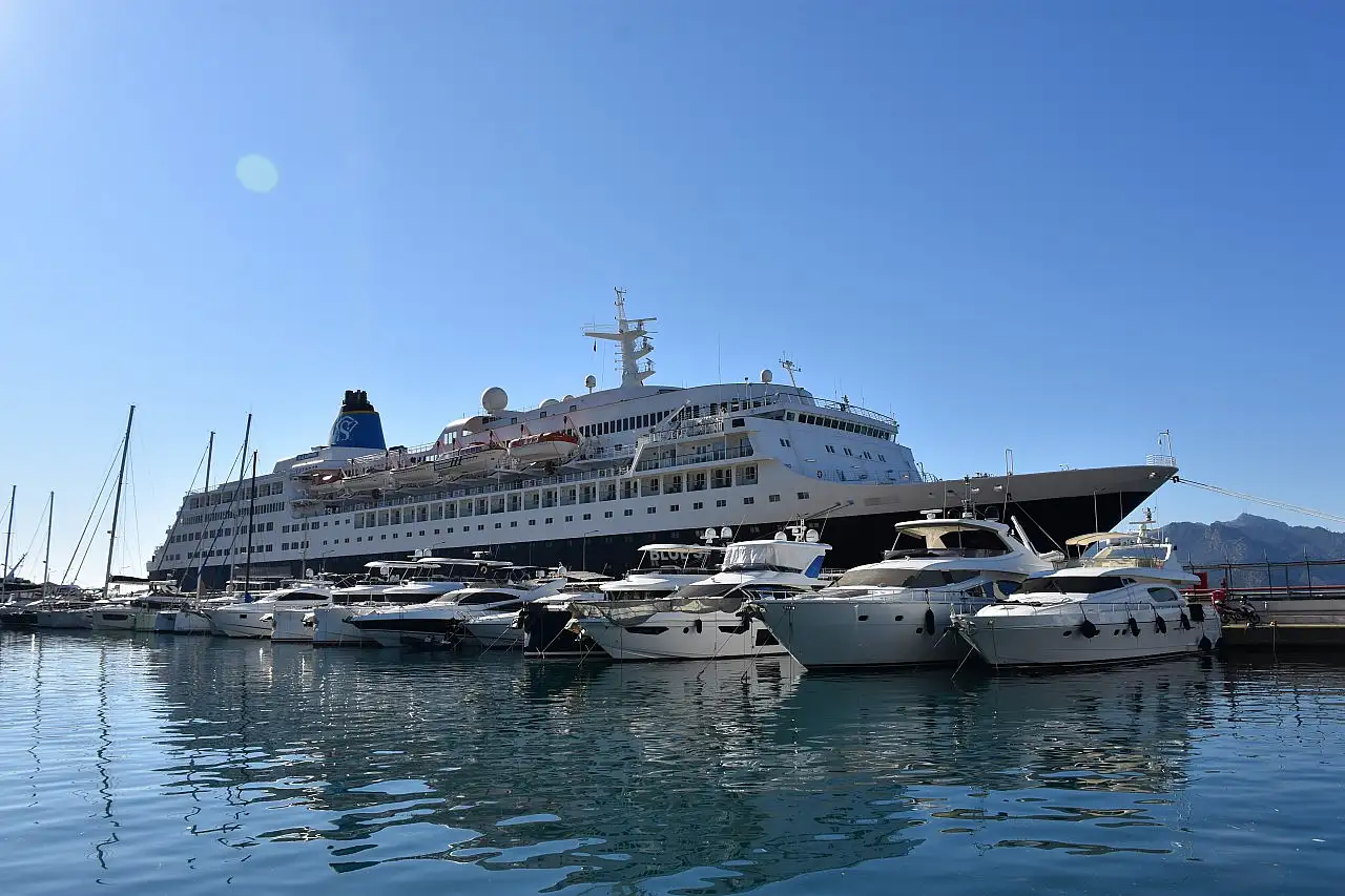 Yolcu gemisi 'Blue Sapphire' tur hazırlığı için Marmaris'te