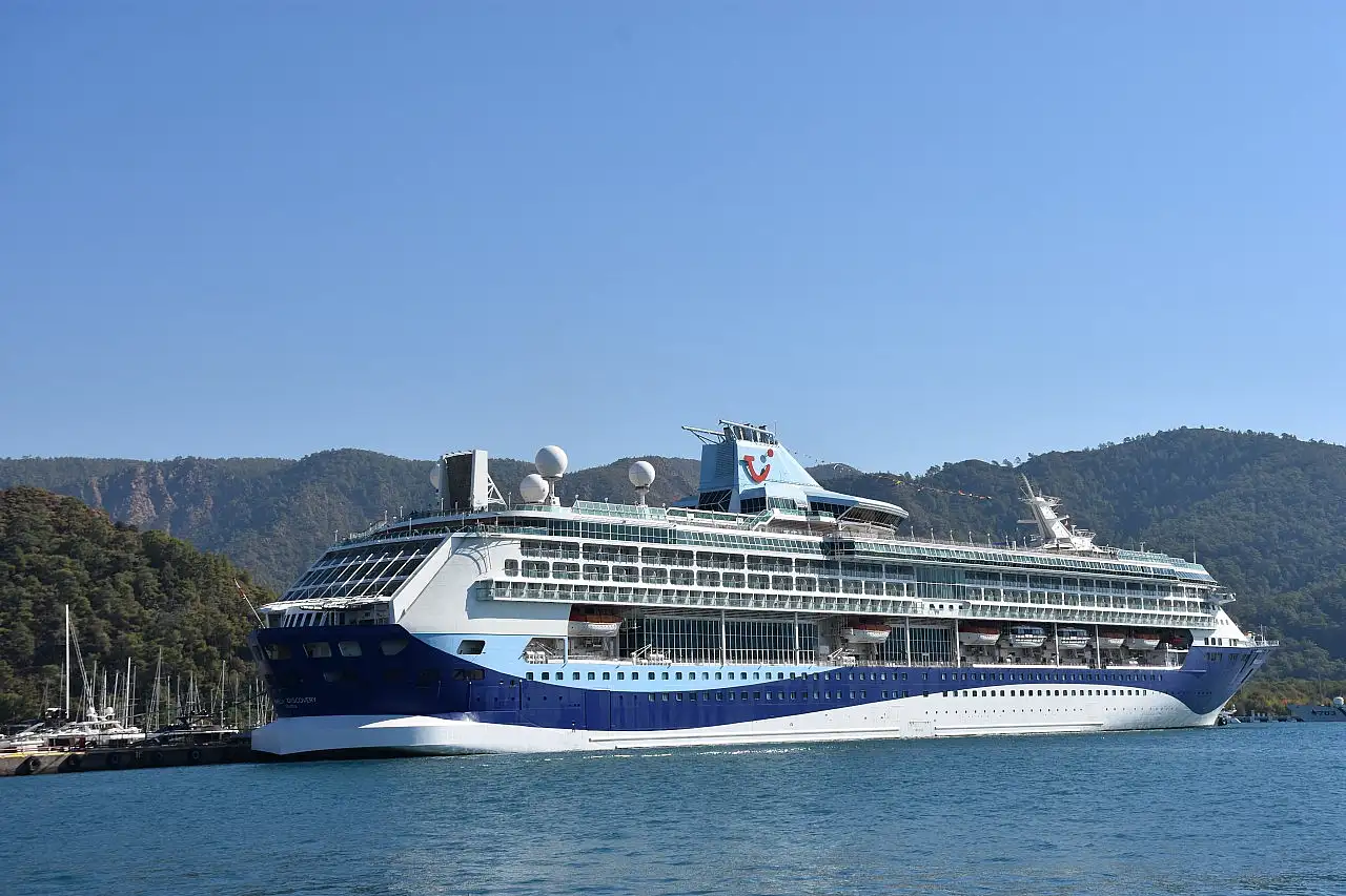 Yolcu gemileri 'Marella Discovery' ve 'Europa' Marmaris'e geldi