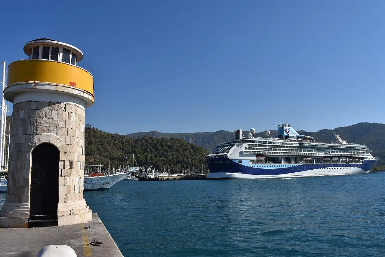 Yolcu gemileri 'Marella Discovery' ve 'Europa' Marmaris'e geldi