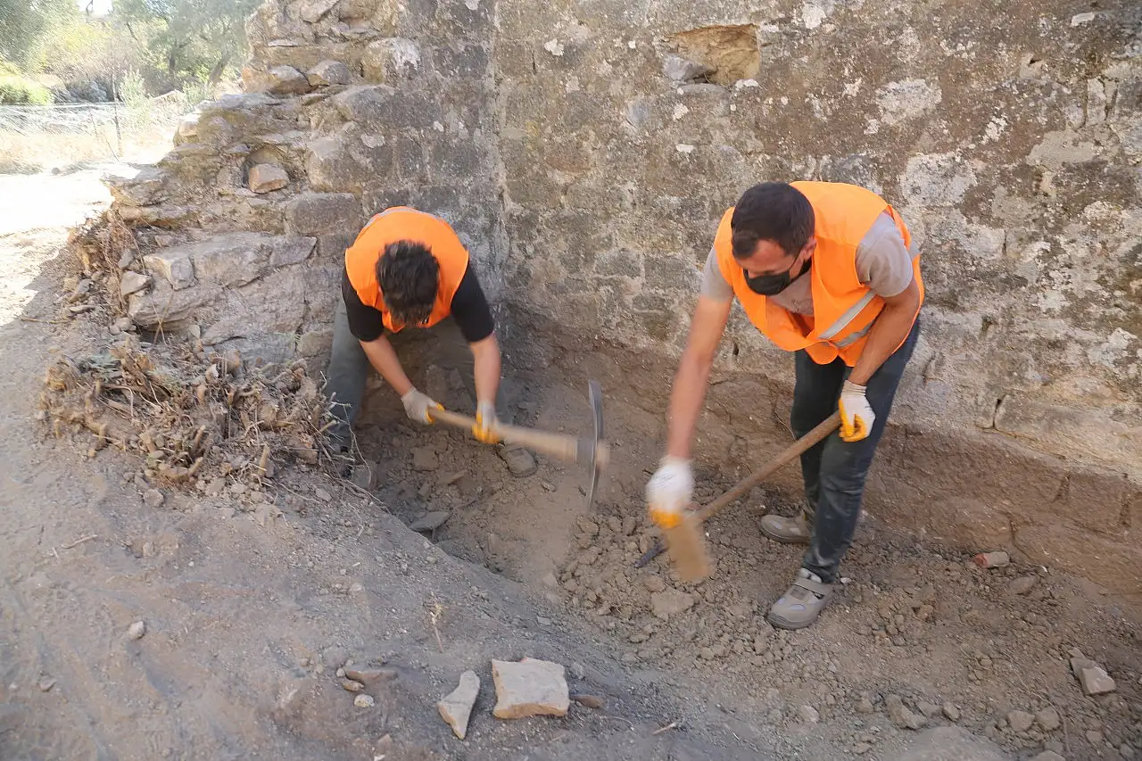 Herakleia Antik Kenti'nin Roma hamamı gün yüzüne çıkarılıyor