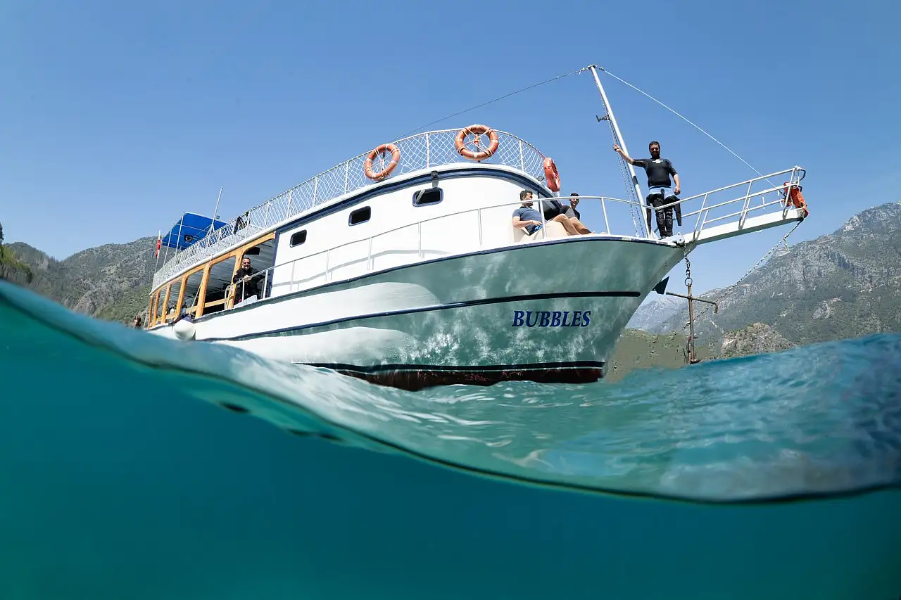 Dört mevsim dalış imkanı sunan Fethiye'nin su altı güzellikleri görüntülendi