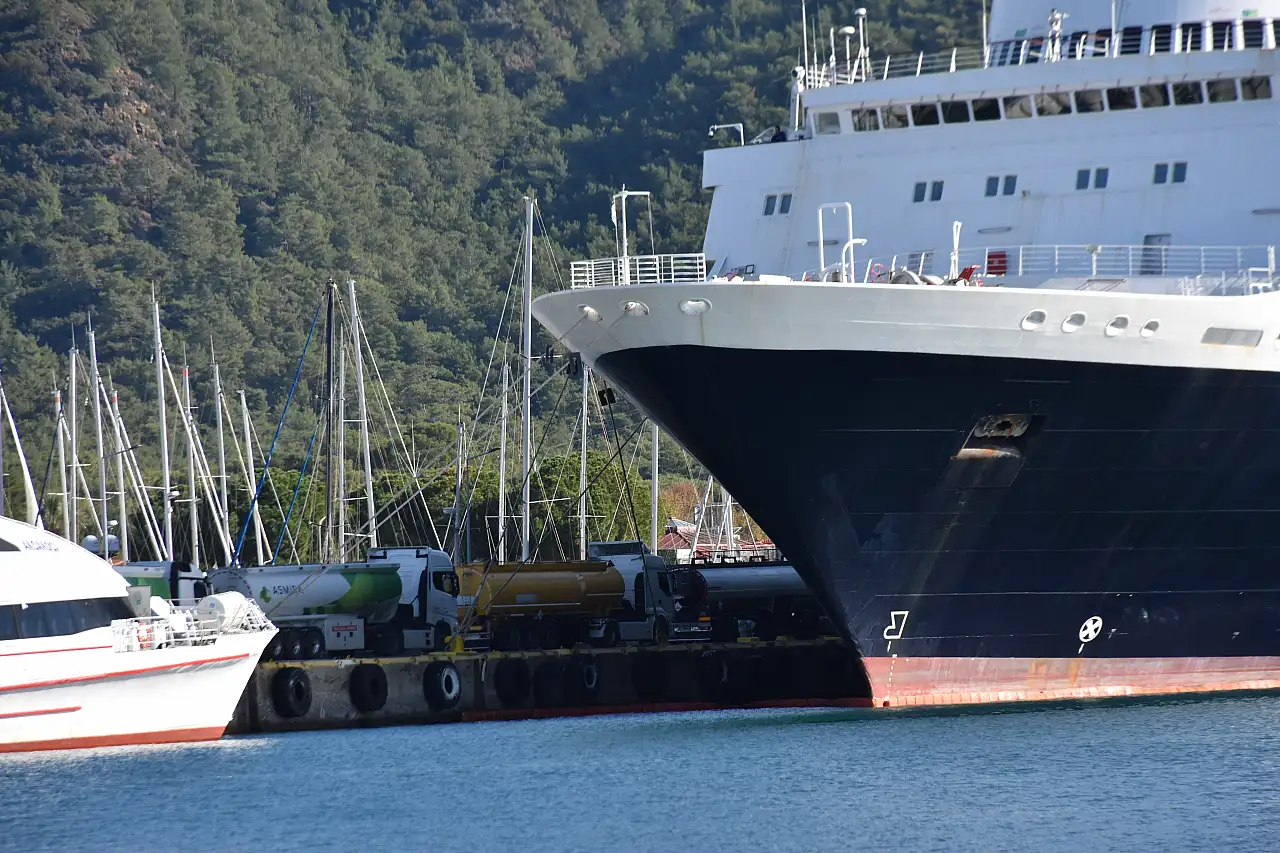 Yolcu gemisi 'Blue Sapphire' yakıt ikmali için Marmaris'te