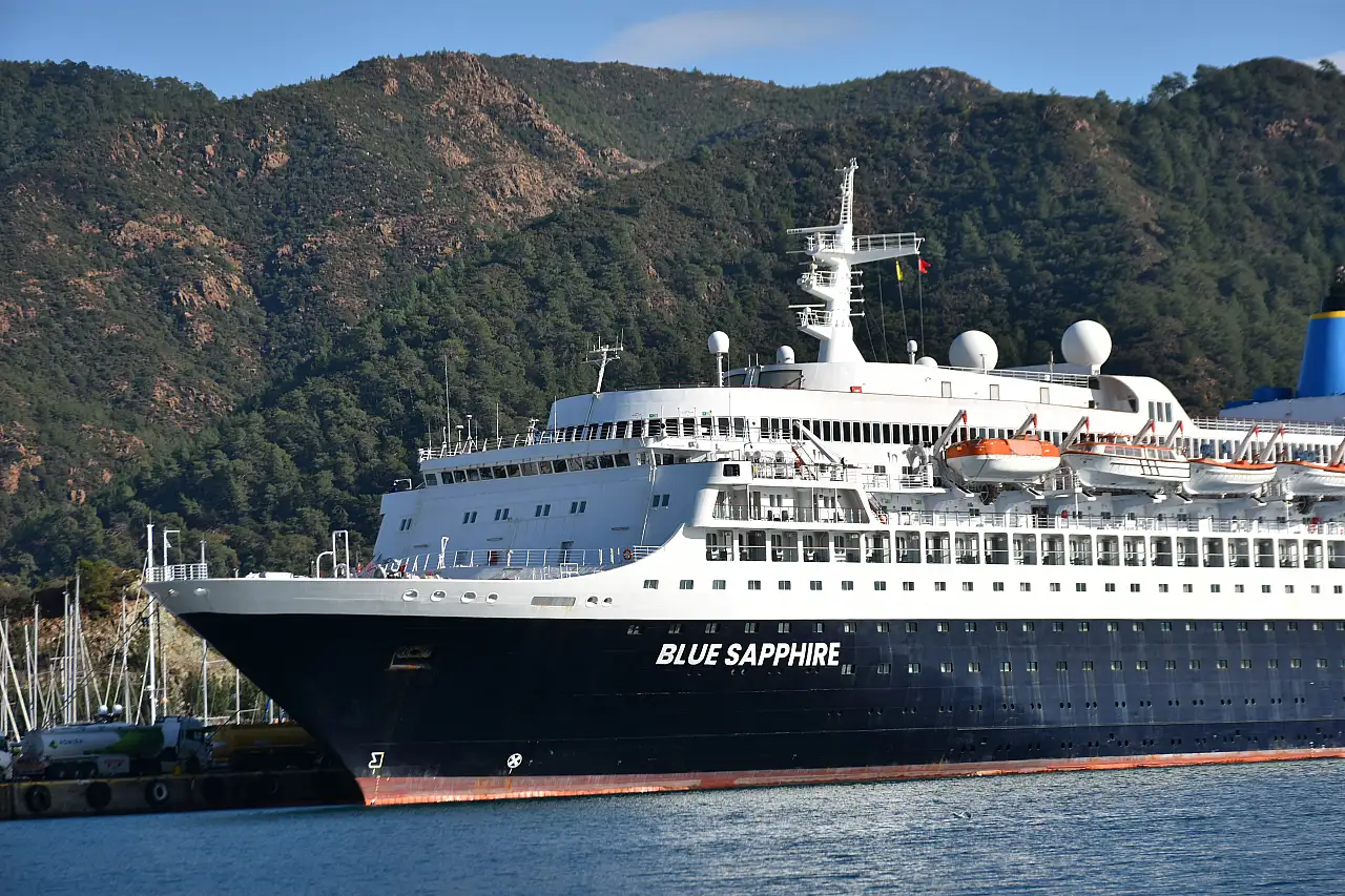 Yolcu gemisi 'Blue Sapphire' yakıt ikmali için Marmaris'te