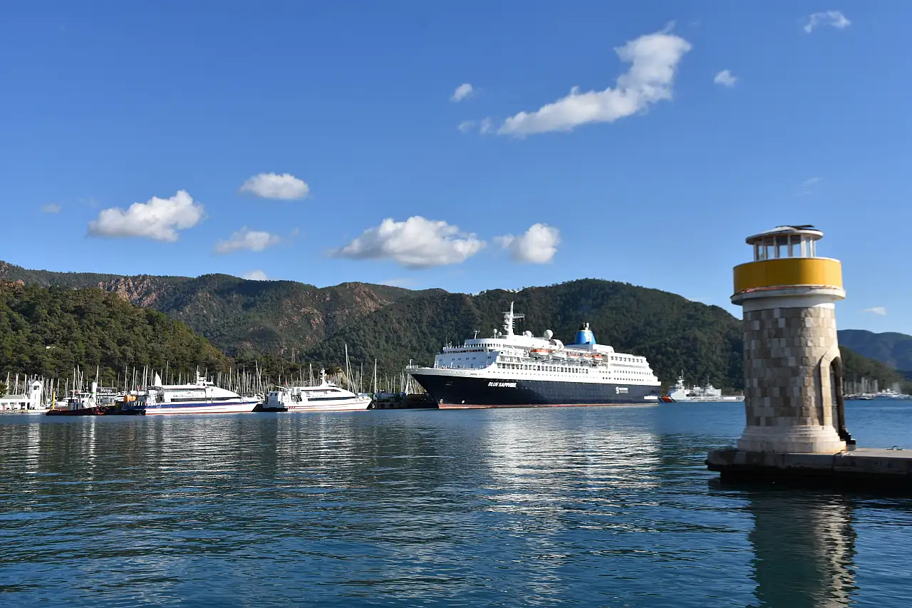 Yolcu gemisi 'Blue Sapphire' yakıt ikmali için Marmaris'te