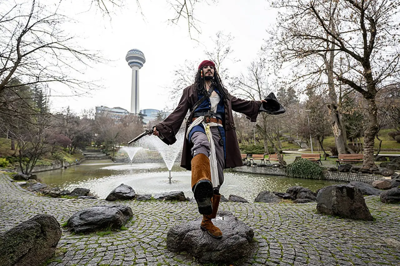 Yerli 'Jack Sparrow' Ankara sokaklarında