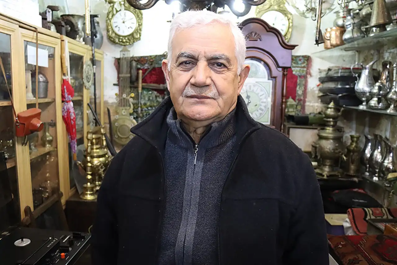 Öğretmenin antika tutkusu emekliliğinde mesleği oldu