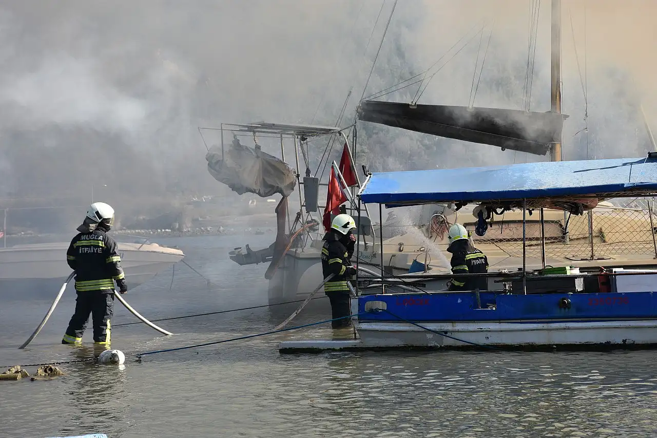 Marmaris'te yangın çıkan motoryat kullanılamaz hale geldi