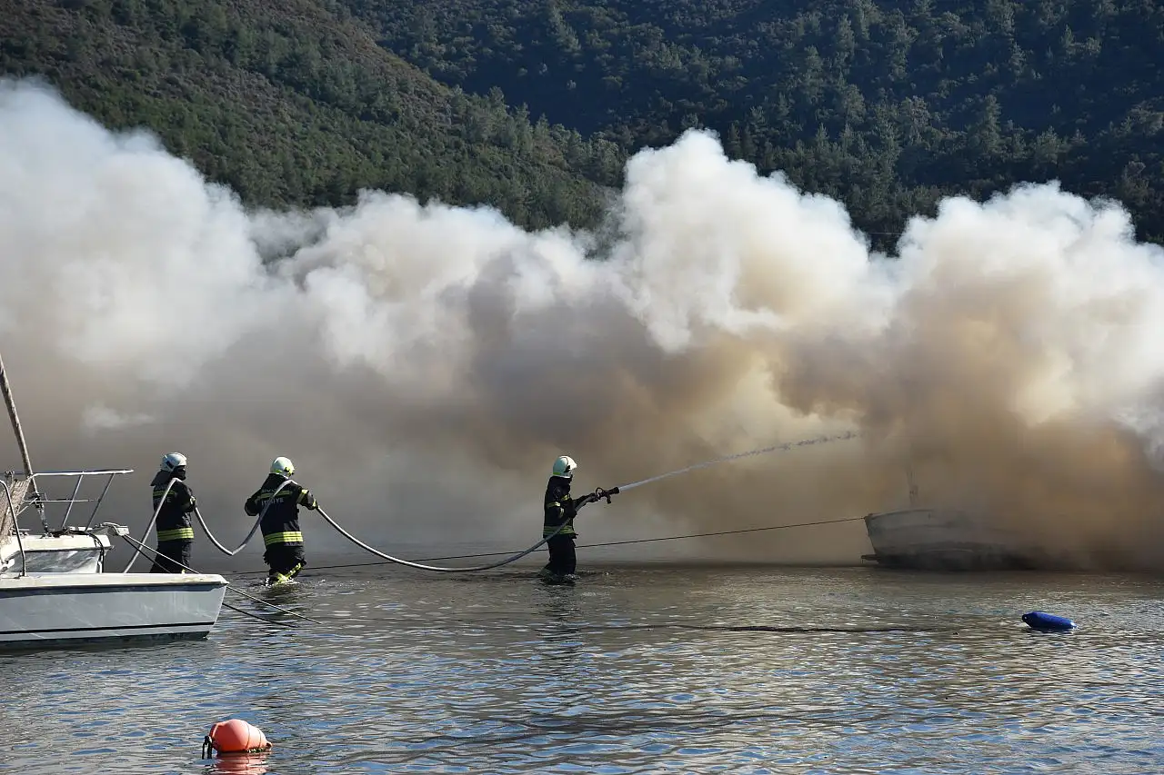 Marmaris'te yangın çıkan motoryat kullanılamaz hale geldi