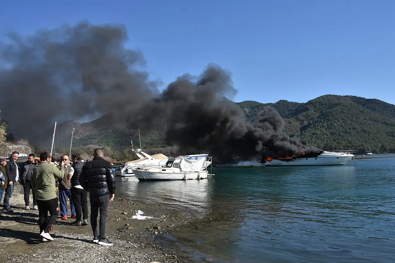Marmaris'te yangın çıkan motoryat kullanılamaz hale geldi