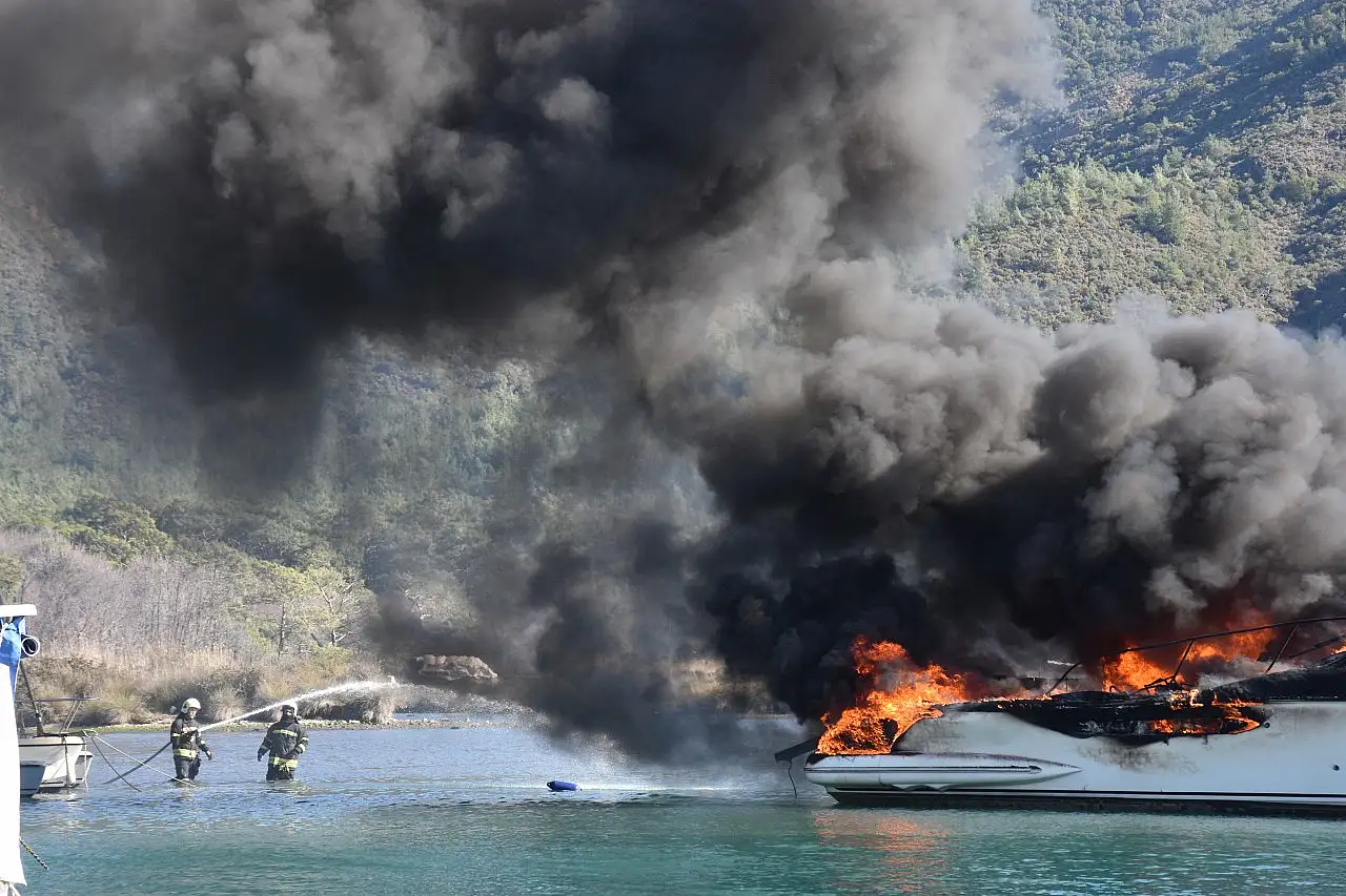 Marmaris'te yangın çıkan motoryat kullanılamaz hale geldi