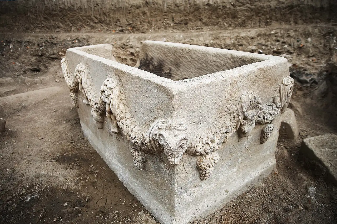 'Gladyatörler kenti' Stratonikeia'da 2 bin yıl öncesine ait girlandlı lahit bulundu