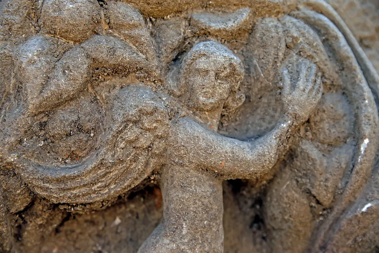 'Gladyatörler kenti' Stratonikeia'da 2 bin yıl öncesine ait girlandlı lahit bulundu