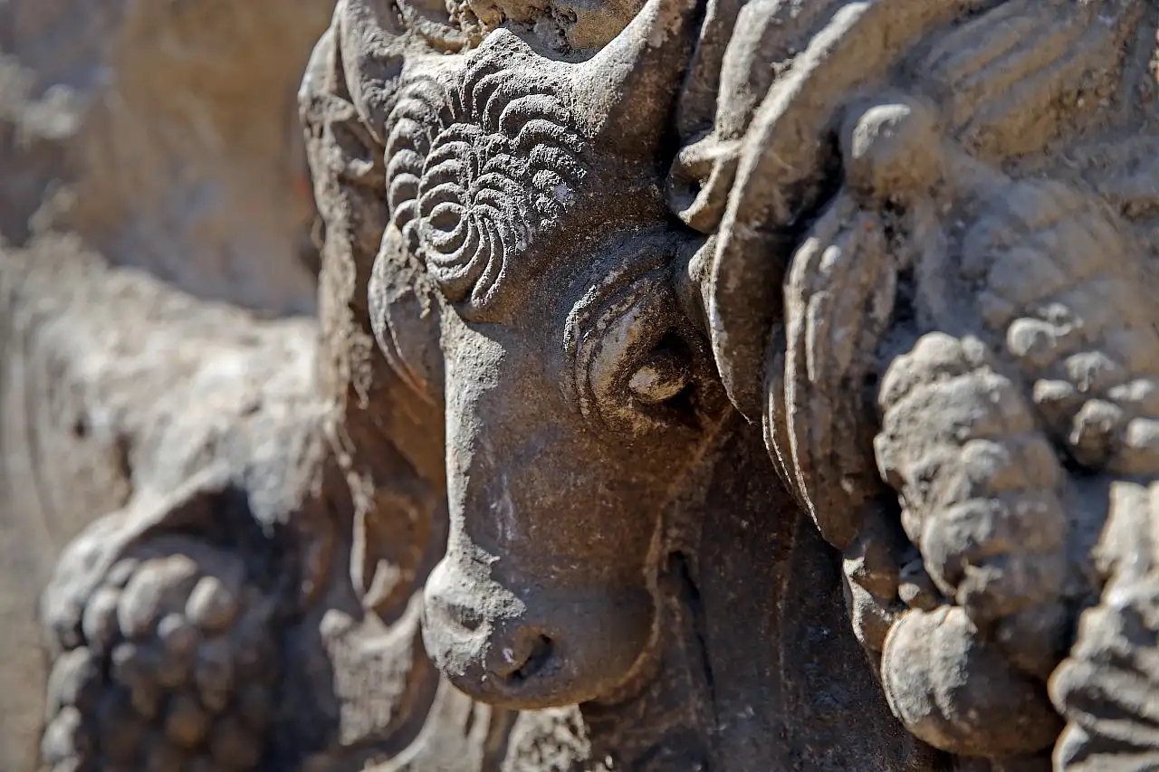 'Gladyatörler kenti' Stratonikeia'da 2 bin yıl öncesine ait girlandlı lahit bulundu