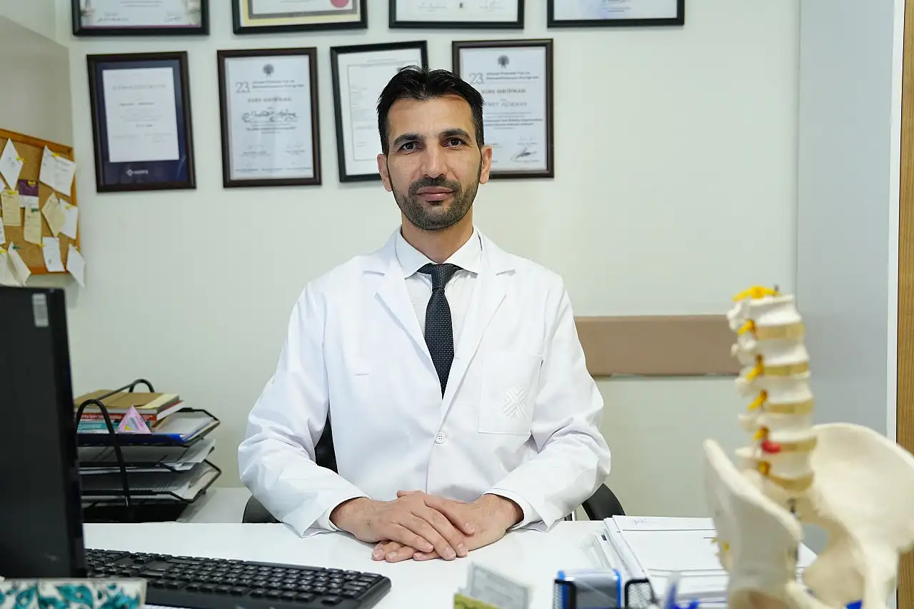 Masa başı çalışanlara omurga sağlığı için düzenli egzersiz önerisi