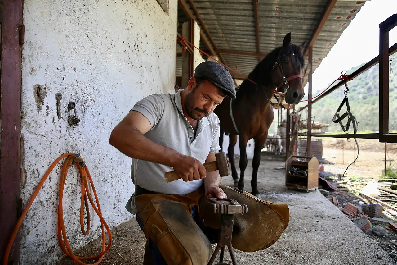 Beslediği atlara nalbant bulamayan ambulans şoförü, unutulmaya yüz tutan mesleği öğrendi