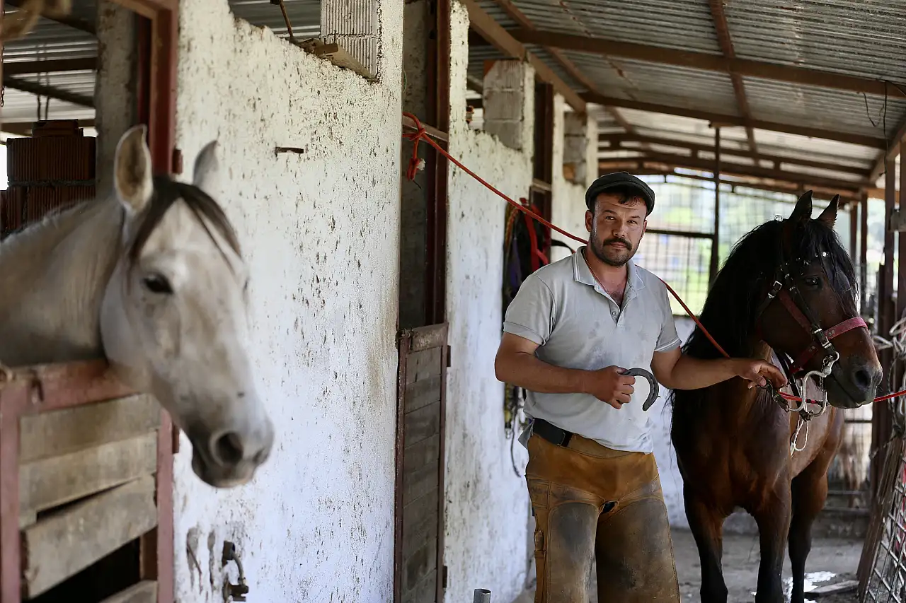 Beslediği atlara nalbant bulamayan ambulans şoförü, unutulmaya yüz tutan mesleği öğrendi