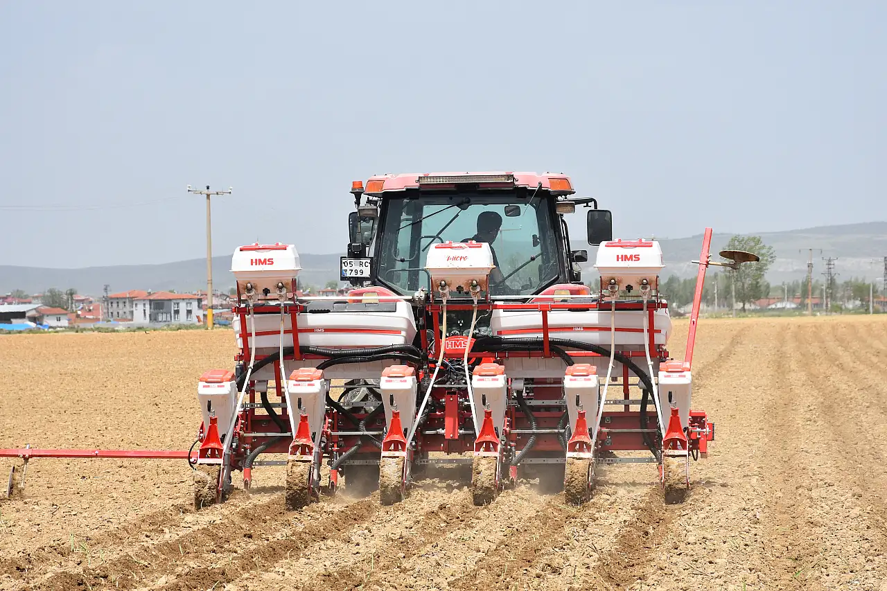 Yüksek lisans mezunu genç çiftçi ekilebilir arazisini teknolojiyle artıracak